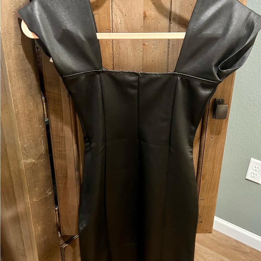 Elegant Black plather Dress - Picture 2 of 2